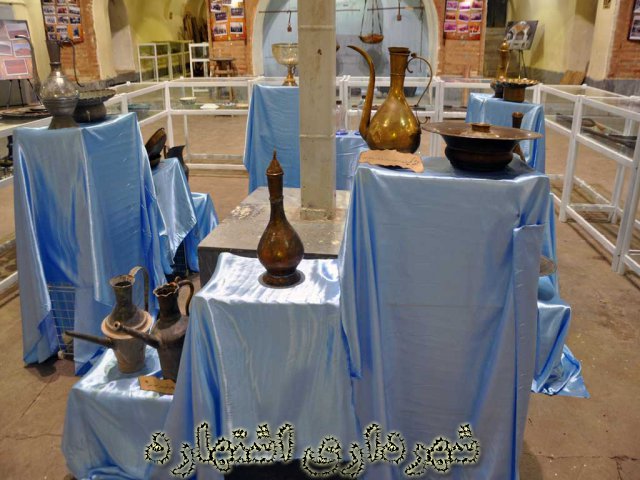 نمایی از ظروف قدیمی در نمایشگاه اسناد و آثار قدیمی اشتهارد 